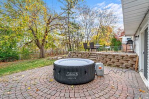 Outdoor dining - Charming 3-bedroom house with WiFi, AC in enchanting Auburn Hills (Auburn Hills)