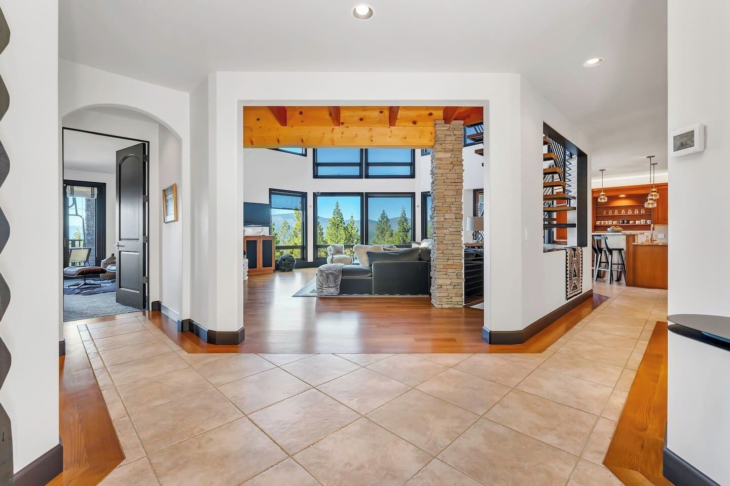 Una Smart TV, una chimenea, videojuegos, una oficina