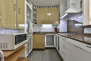 Refrigerador, microondas, cafetera y tetera y tetera eléctrica