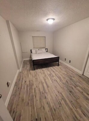 7 bedrooms, WiFi, bed sheets