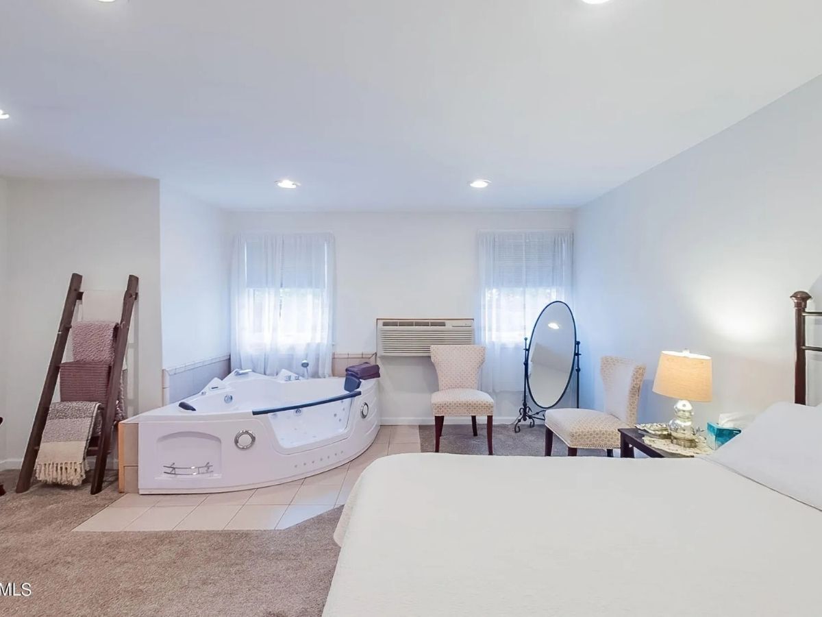 5 bedrooms, WiFi, bed sheets