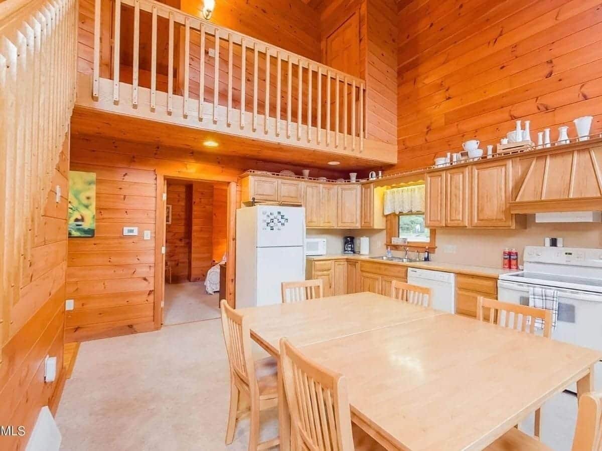 Een koelkast, een magnetron, een kookplaat, een vaatwasser