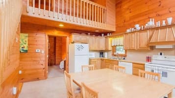 Een koelkast, een magnetron, een kookplaat, een vaatwasser