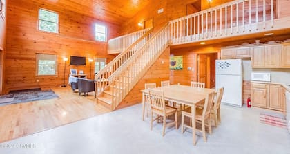 Charming 5-bedroom lodge in delightful Benton minutes from Ricketts Glen.