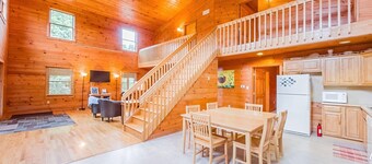 Charming 5-bedroom lodge in delightful Benton minutes from Ricketts Glen.