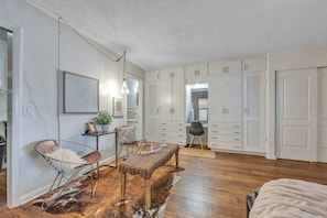 Interior - Cozy Studio for 2, Highly Walkable + Close to DT! (Nashville)