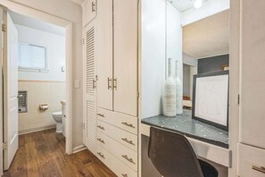 Shower, hair dryer, towels - Cozy Studio for 2, Highly Walkable + Close to DT! (Nashville)