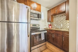 Fridge, microwave, oven, stovetop - Cozy Studio for 2, Highly Walkable + Close to DT! (Nashville)