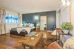 Iron/ironing board, WiFi, bed sheets - Cozy Studio for 2, Highly Walkable + Close to DT! (Nashville)