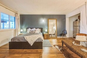 Iron/ironing board, WiFi, bed sheets - Cozy Studio for 2, Highly Walkable + Close to DT! (Nashville)