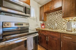 雪櫃、微波爐、焗爐、爐具