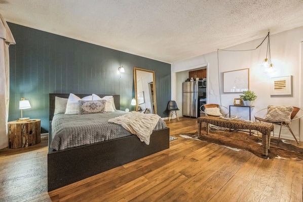 Iron/ironing board, WiFi, bed sheets - Cozy Studio for 2, Highly Walkable + Close to DT! (Nashville)