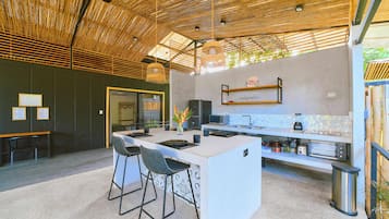 Micro-ondes, four, plaque de cuisson, cafetière/bouilloire