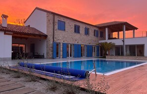 A heated pool - Amazing home in Rapavel with sauna (Rapavel)