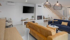 TV, fireplace, table tennis - Amazing home in Rapavel with sauna (Rapavel)