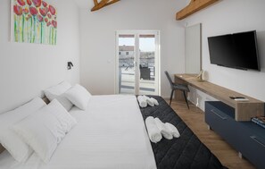 4 habitaciones, tabla de planchar con plancha y cuna de viaje 