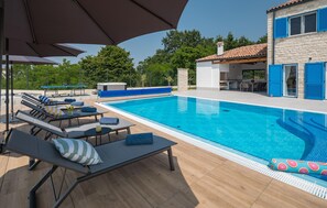 A heated pool - Stunning home in Rapavel with sauna (Rapavel)