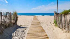 A wooden boardwalk leading to a beach with a clear sky. - Nice home in LE ROUET with house a panoramic view (LE ROUET)