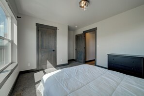 3 bedrooms, travel cot, WiFi, bed sheets