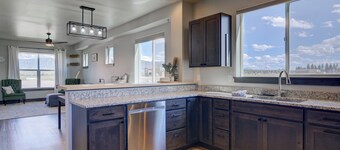 Charming 3-bedroom house with WiFi, AC in serene Ennis