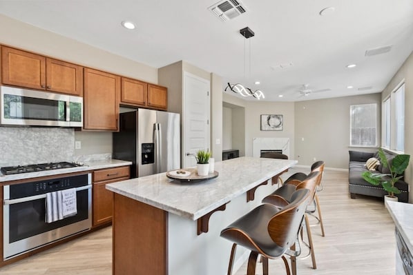 Microwave, oven, stovetop, dishwasher - Modern and spacious house in marvelous Manteca (Manteca)