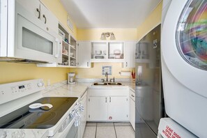 Frigorífico, microondas, horno y placa de cocina