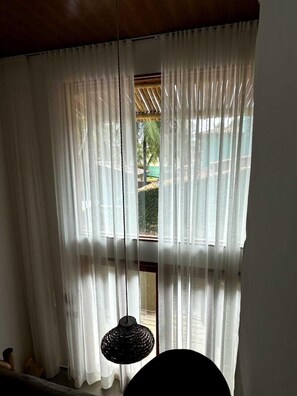 Romantisches Bungalow, eigener Pool, Poolblick | Wohnbereich | 43-Zoll-Smart-TV mit Digitalempfang, Netflix, Tischtennisplatte
