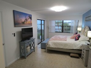 1 bedroom, iron/ironing board, WiFi, bed sheets - Awesome newly remodeled end unit with water view of Factory Bay and Marco River. (Marco Island)