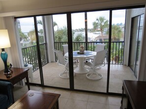Dining - Awesome newly remodeled end unit with water view of Factory Bay and Marco River. (Marco Island)