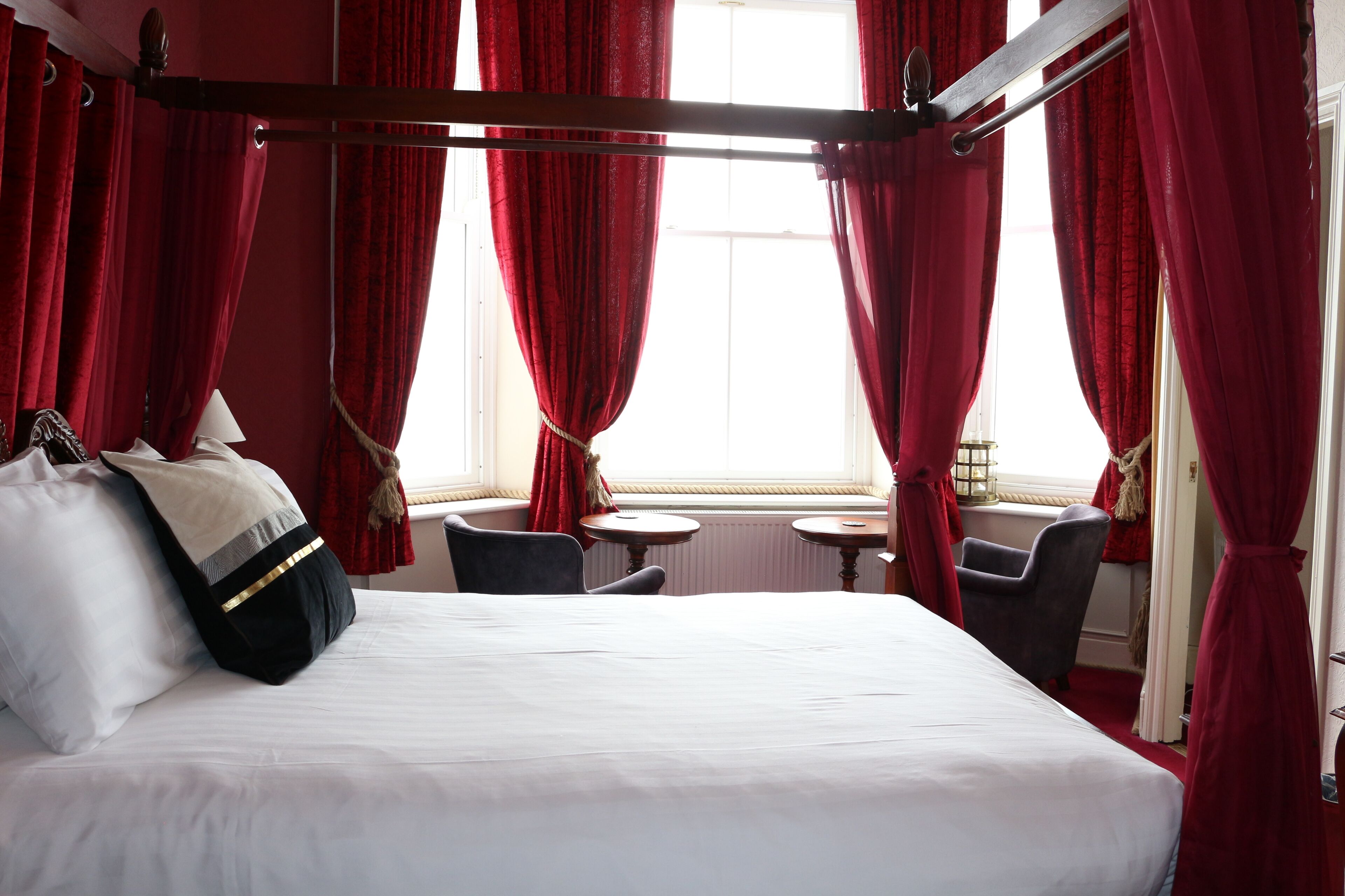 مساحة عمل للكمبيوتر المحمول ومكواة/لوح كي