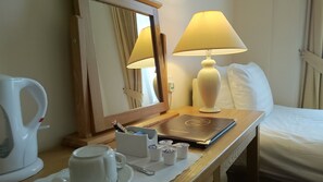 Phòng đơn Tiêu chuẩn | Khu vực làm việc phù hợp cho laptop, bàn ủi/dụng cụ ủi quần áo