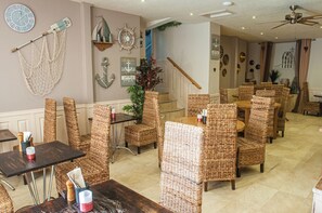 Phục vụ bữa sáng và bữa tối, món ăn Anh