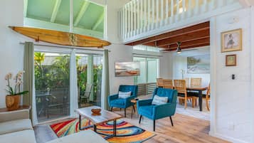 Condo, varias camas, patio, vista al jardín | Área de sala de estar | Televisión