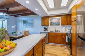 Appart'hôtel, plusieurs lits, patio, vue jardin | Cuisine privée