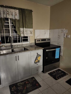 雪櫃、微波爐、焗爐、爐具