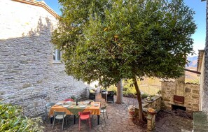 Outdoor dining - Awesome apartment in Armenzano (Armenzano)