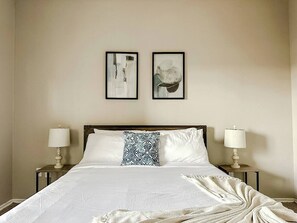 Escritorio, tabla de planchar con plancha, wifi gratis y ropa de cama 