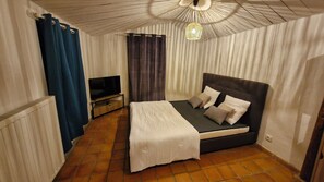 1 bedroom, travel crib, WiFi - Cosy cottage with private spa and heated pool  (Faucon-de-Barcelonnette)
