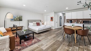 Eine moderne Wohnung mit Wohnbereich, Schlafzimmer und Küchenzeile.