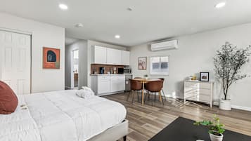 1 habitación, tabla de planchar con plancha, wifi gratis y ropa de cama