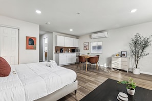 1 habitación, tabla de planchar con plancha, wifi gratis y ropa de cama