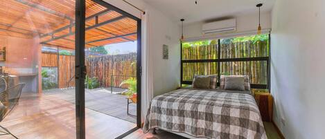 1 chambre, coffre-fort, bureau, fer et planche Ă repasser