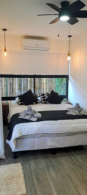 1 Schlafzimmer, Zimmersafe, Schreibtisch, Bügeleisen/Bügelbrett