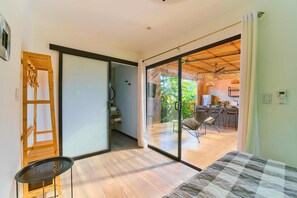 1 habitación, caja de seguridad en la habitación y escritorio 