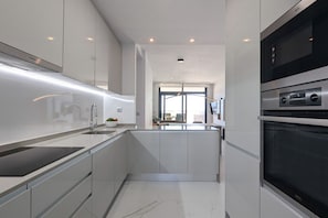 Micro-ondes, four, plaque de cuisson, lave-vaisselle