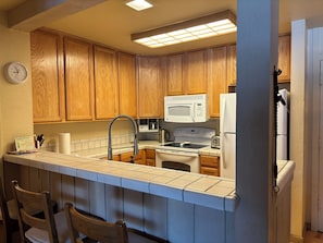 Frigorifero, microonde, forno, piano cottura