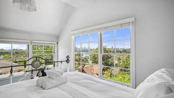 4 bedrooms, desk, free WiFi, bed sheets
