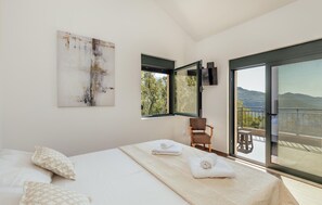 4 bedrooms, travel cot, free WiFi, bed sheets - Nice home in Igalo with house sea view (Igalo)