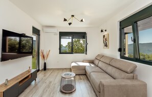 Smart TV - Nice home in Igalo with house sea view (Igalo)