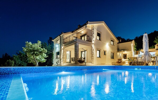 Pool - Nice home in Igalo with house sea view (Igalo)